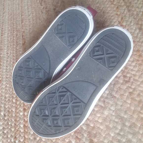 Burgundy Hightop Converse Size 6 Youth - Picture 2 of 2
